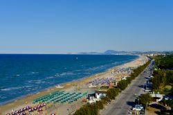 La grande spiaggia di Senigallia nelle Marche, sullo sfondo il promontorio del Conero