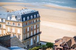 La grande spiaggia di Trouville-sur-Mer è molto frequentata in estate da bagnanti e turisti, provenienti in buona parte da Parigi.

p { margin-bottom: 0.25cm; line-height: 115%; }a:link ...