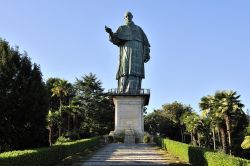 La grande statua del San Carlone sul Lago Maggiore a Arona, Piemonte - Dedicata al cittadino più famoso della città, il cardinale Carlo Borromeo che nacque a Arona il 2 ottobre ...