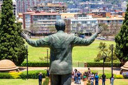 La grande statua di Nelson Mandela a Union Buildings a Pretoria, Sudafrica. Il monumento al presidente del Sudafrica s'innalza per 9 metri.

