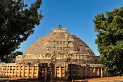 La grande Stupa di Sanchi, patrimonio dell'UNESCO, si trova nello stato di Madhya Pradesh, in India - © veice/ Shutterstock.com