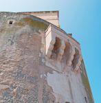 La grande torre costiera che si trova alla Marina di Torregrande in Sardegna