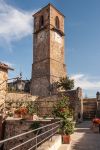 La grande Torre dell'Orologio nel centro storico di Anghiari in Toscana