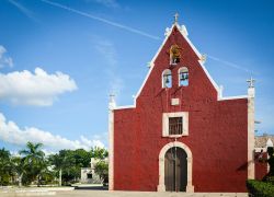 La graziosa chiesa del quartiere di Itzimna a Merida, Yucatan. Durante l'epoca coloniale Itzimna è stato un villaggio alla periferia della città poi inglobato come quartiere.



 ...