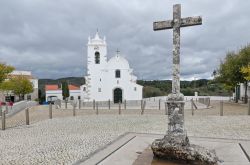 La graziosa chiesa nel villaggio di Querenca nei pressi di Loulé, Portogallo.



