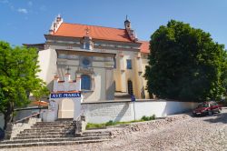 La graziosa chiesa parrocchiale nella vecchia città di Kazimierz Dolny, Polonia - © Dziewul / Shutterstock.com