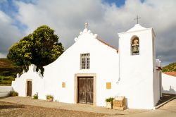 La graziosa chiesa parrochiale del villaggio di Bordeira vicino a Carrapateira, Portogallo.

