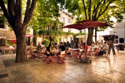 La graziosa piazzetta Favier nel centro di Saint-Remy-de-Provence (Francia) - © Horst Lieber / Shutterstock.com