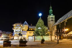La graziosa piazzetta principale di Megève alla vigilia di Natale, Alpi francesi.


