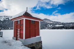 La graziosa Red House al lago di Lenzerheide in inverno, Svizzera.
