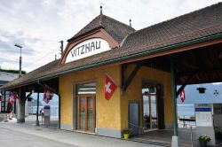 La graziosa stazione di Vitznau sul lago di Lucerna, Svizzera. E' il punto di partenza per le crociere con il battello - © Oleg Znamenskiy / Shutterstock.com