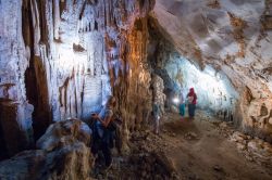 La grotta di Raca, isola di Lagosta in Croazia. Gli scavi del sito hanno rivelato insediamenti umani dell'epoca del bronzo e romana.  - © Stjepan Tafra / Shutterstock.com