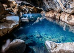 La grotta Grjotagja Cave, le sorgenti termali intorno al lago Myvatn in Islanda 