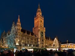 La iconica Marienplatz durante i mercatini di Natale a Monaco di Baviera, Germania - © Perati Komson / Shutterstock.com