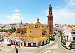 La iglesia di San Pedro con veduta panoramica di Carmona, Spagna. Questo grande complesso religioso è caratterizzato da una cupola barocca e dalla torre campanaria che ricorda la Giralda ...