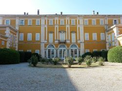 La imponente Villa Castiglioni in centro a Pessano con Bornago in Lombardia  - © Geobia, CC BY-SA 4.0, Wikipedia