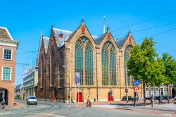 La Kloosterkerk a L'Aia, Olanda, con le alte vetrate - © trabantos / Shutterstock.com