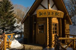 La Kushiro-Shitsugen station, Hokkaido, Giappone. Questa graziosa stazione dei treni è stata aperta nel 1988 - © twoKim images / Shutterstock.com