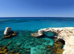 La Laguna Blu sull'isola di Cipro. Le acque cristalline di questa baia nella penisola di Akamas consentono di vedere il fondo del mare. In questa immagine, una bella veduta mattutina del ...