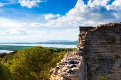 La laguna di Orbetello fotografata dallle rovine romane di Cosa, vicino ad Ansedonia