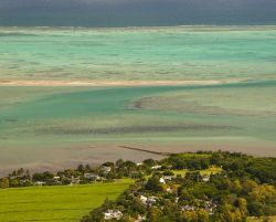 Laguna e barriera corallina a Flic en Flac, isola di Mauritius - Sfumature e tonalità differenti per le acque dell'oceano Indiano che lambiscono le coste dell'isola © bengy ...