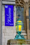 La Lanterna Gotica e il cartello di benvenuto alle Suzzallo and Allen Libraries di Seattle, Washington - © Nadia Yong / Shutterstock.com