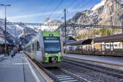 La Linea BLS, il trenino verde delle Alpi in Svizzera, alla stazione di Kandersteg