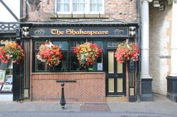 La locanda The Shakespeare a Durham, Inghilterra. Questo tipico pub inglese si trova in Saddler Street ed è uno dei più frequentati anche dai turisti - © Alastair Wallace ...