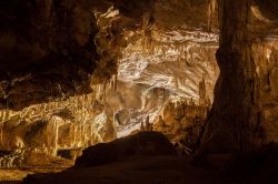 La luce all'interno delle grotte di Tham Lot (Lod) vicino a Soppong, Mae Hong Son (Thailandia).





