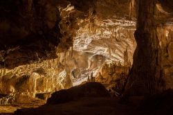 La luce all'interno delle grotte di Tham Lot (Lod) vicino a Soppong, Mae Hong Son (Thailandia).




