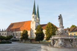 La luce del mattino nel centro di Altotting con chiesa e fontana Marienbrunnen, Germania - © RockerStocker / Shutterstock.com