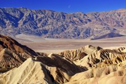 La luna fotografata sopra Zabriskie Point nel parco nazionale della Death Valley, California. Questo luogo si trova 7 chilometri dopo Furnace Creek, sulla Highway 190 in direzione Death Valley ...