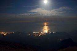 La luna si rispecchia nel mare di Tekirova, Turchia.

