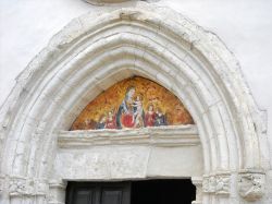 La lunetta del portale d'ingresso della Chiesa di San Valentino a Sadali in Sardegna