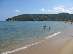 La lunga spiaggia di Procchio, rinomata stazione balneare nel territorio comunale di Marciana, isola d'Elba (Toscana).
