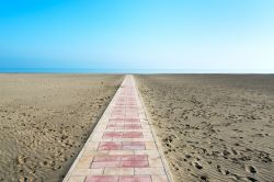 La lunga spiaggia di Margherita di Savoia in Puglia