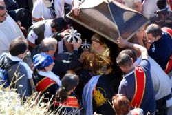 La Madonna della Neve in processione sul Monte Cervati sopra a Sanza