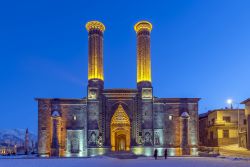 La madrasa dal doppio minareto di Erzurum, Turchia, by night.
