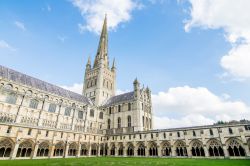 La maestosa cattedrale di Norwich (Norfolk) in una giornata di sole, Inghilterra.
