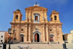 La maestosa chiesa del Purgatorio nel centro di Marsala, Sicilia. La facciata è in stile barocco a due ordini, sul secondo dei quali spiccano due campanili laterali rispetto al corpo ...