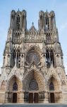 La maestosa facciata di Notre-Dame di Reims, Francia. I tre portali d'ingresso sono ricoperti di statue di grandi e piccole dimensioni; il portale centrale è inoltre sormontato da ...