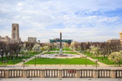 La maestosa Indiana Veterans Memorial Plaza nel centro di Indianapolis, Indiana (USA).
