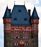 La maestosa Nibelungenturm sul ponte che attraversa il fiume Reno nella città di Worms, Germania. Si tratta di una torre alta 53 metri costruita nel 1900 secondo i canoni dello stile ...