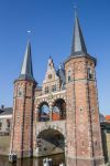 La maestosa porta sull'acqua nella storica città di Sneek, Olanda.
