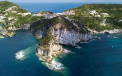 La maggiore delle Isole Pontine, Ponza è una spettacolare dorsale di rocce vulcaniche di tipo acido.