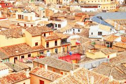 I tetti di Toledo visti dall'alto: un mosaico di tegole, comignoli, finestre e colori - © Botond Horvath / Shutterstock.com