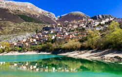 La magia del Lago di Barrea e il suo borgo, una delle perle del Parco Nazionale d'Abruzzo, Lazio e Marche - © leoks / Shutterstock.com