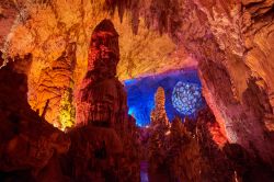 La magia delle Grotte di Postumia illuminate durante le feste del Natale