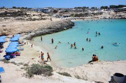 La magia di Cala Croce, spiaggia ideale per bambini e non solo a Lampedusa - © Guido Nicora / Shutterstock.com