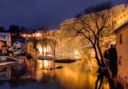 La magia dell'inverno a Cesky Krumlov, Repubblica Ceca - questo panorama notturno di una fredda sera invernale cattura perfettamente l'essenza di Cesky Krumlov, incorniciata dal grande ...